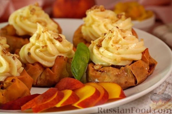 Сарагли с заварным кремом и персиками