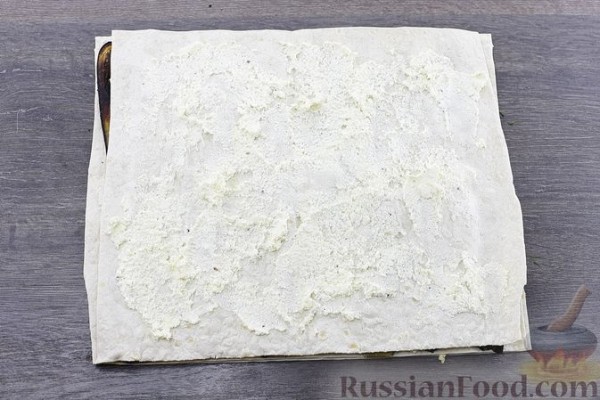 Рулет из лаваша с баклажанами, творогом, яйцами и сыром