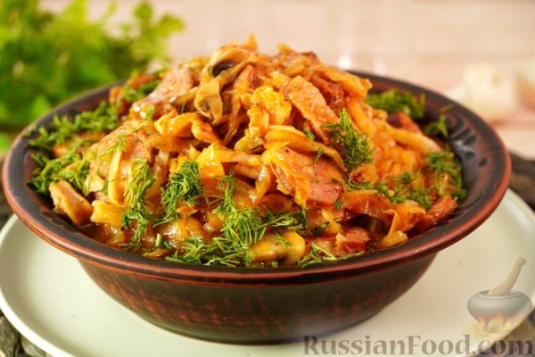 Бигос из молодой капусты с домашней колбасой и грибами