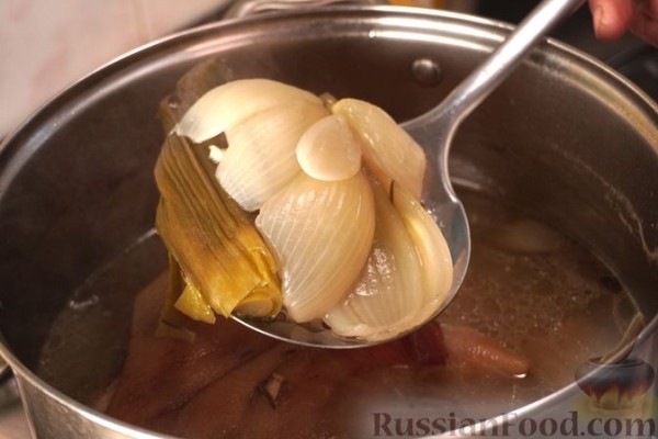 Варёная свиная рулька с овощами