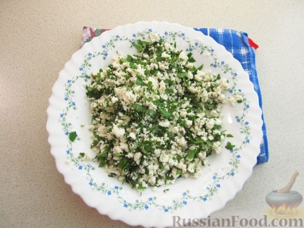 Рулетики из запечённого перца с брынзой и зеленью