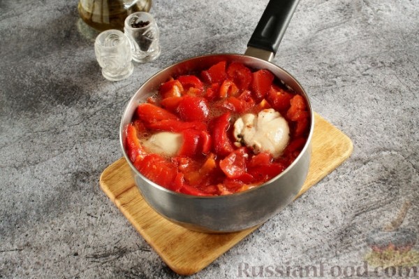 Тушеная курица с помидорами и сладким перцем