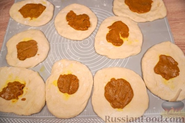 Солёные булочки с начинкой из обжаренной муки и пряностей Солёные булочки с начинкой из обжаренной муки и пряностей