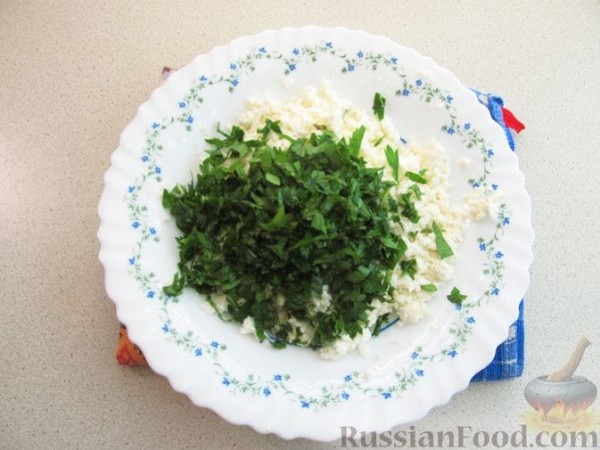 Рулетики из запечённого перца с брынзой и зеленью