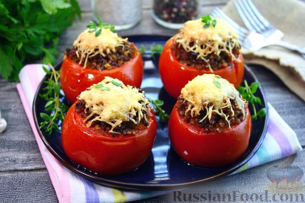 Запечённые помидоры, фаршированные фаршем и гречкой