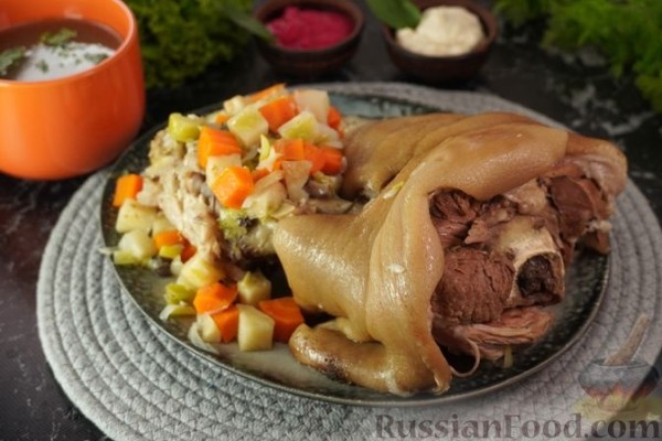 Варёная свиная рулька с овощами