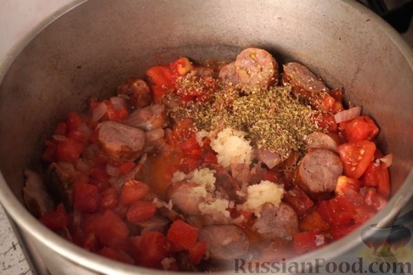 Стручковая фасоль с домашней колбасой в томатном соусе