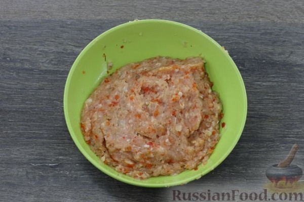 Баклажаны-гармошки с фаршем, тушенные в томатном соусе