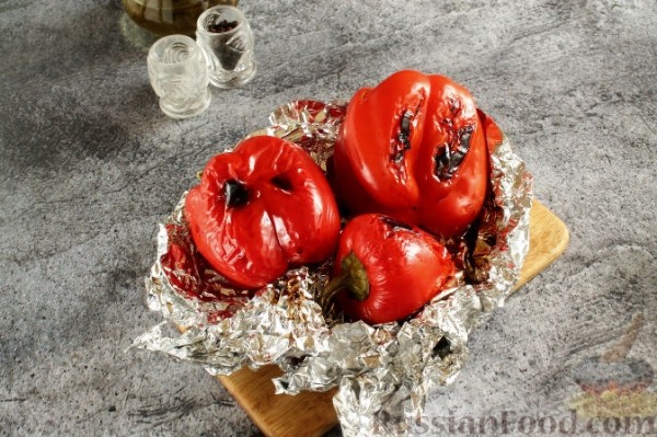 Тушеная курица с помидорами и сладким перцем