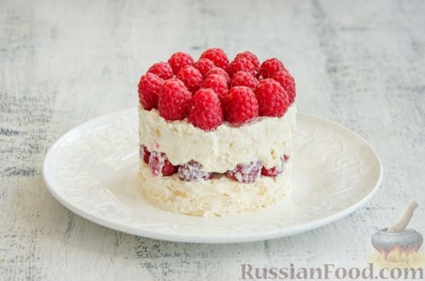 Десерт из творога, с малиной и печеньем