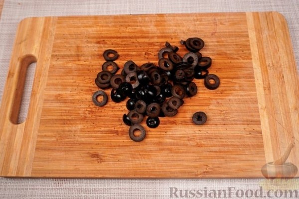 Греческий салат из персиков, феты и маслин