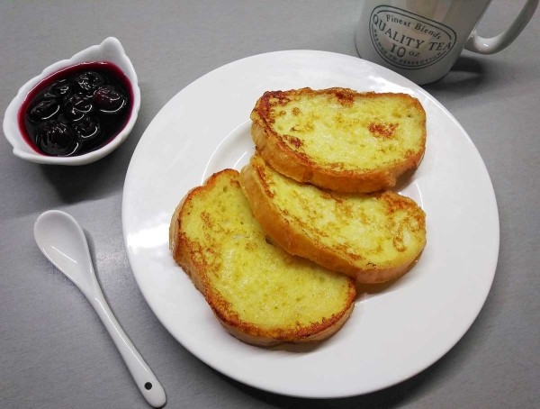 Гренки с яйцом и молоком на сковороде