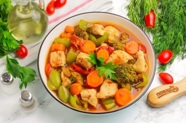 Куриная грудка, тушеная с овощами