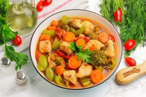 Куриная грудка, тушеная с овощами