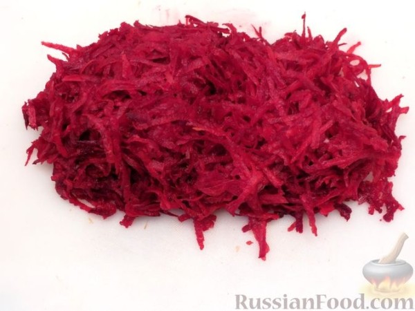 Красный борщ с индейкой, шпинатом и молодой капустой
