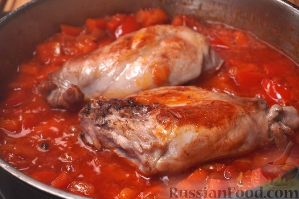 Кролик, томлённый в томатно-винном соусе с паприкой