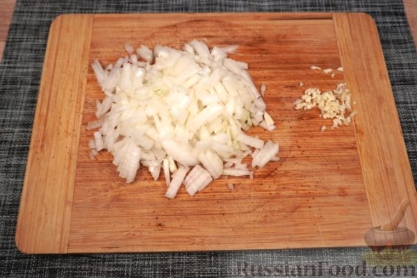 Мясные зразы с огурцами, морковью и беконом