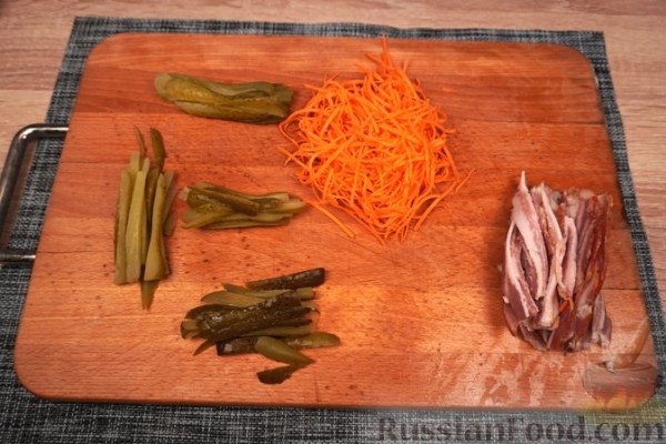 Мясные зразы с огурцами, морковью и беконом