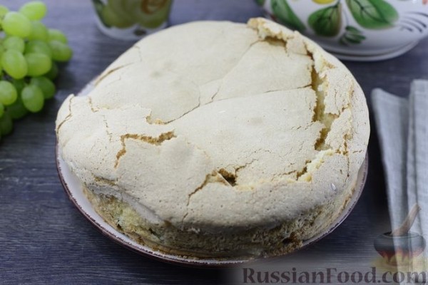 Шарлотка с виноградом
