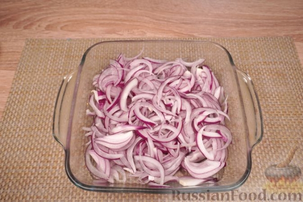 Пряная сельдь, маринованная с огурцами и луком