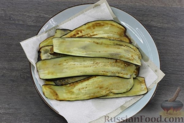 Рулетики из баклажанов со свёклой, сыром и черносливом