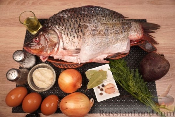 Карп, фаршированный свёклой и яйцами