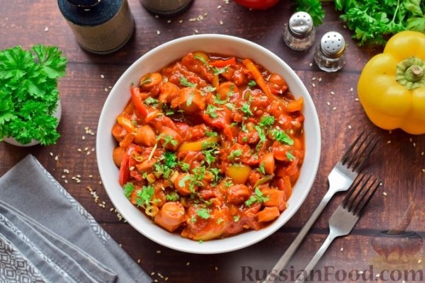Рагу с болгарским перцем и сосисками в томатном соусе