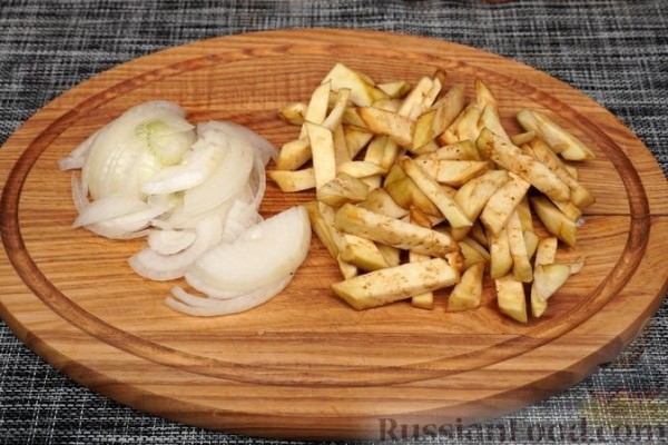 Курица, запечённая с баклажанами и грибами