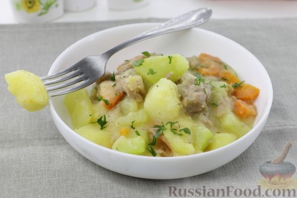 Картофельное рагу с кабачками и тушёнкой