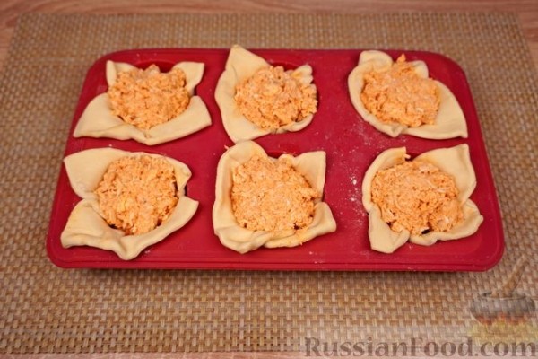 Закусочные слойки с курицей, яйцами и сыром Закусочные слойки с курицей, яйцами и сыром