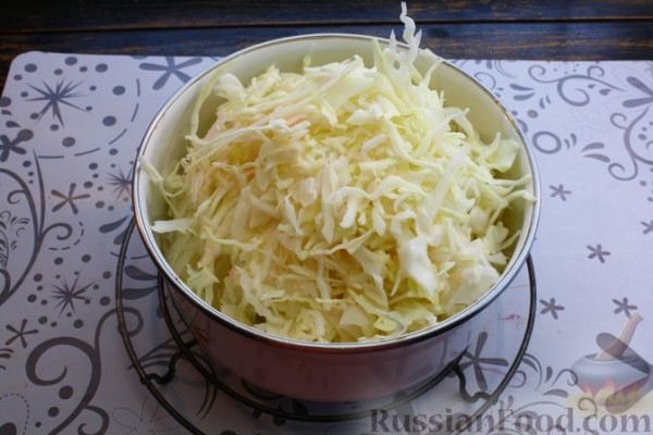 Борщ полтавский с галушками и свиными рёбрышками