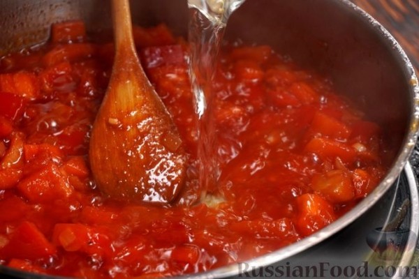 Кролик, томлённый в томатно-винном соусе с паприкой