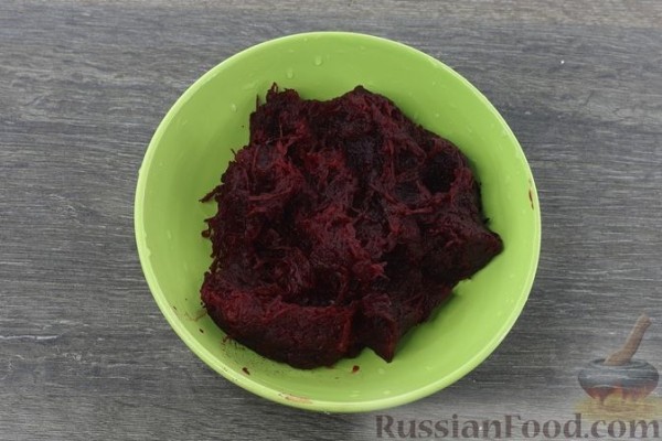 Рулетики из баклажанов со свёклой, сыром и черносливом