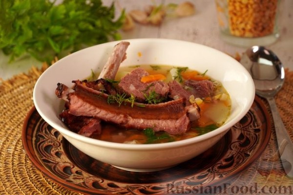 Гороховый суп с копчёными рёбрышками и беконом
