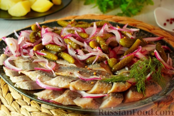 Пряная сельдь, маринованная с огурцами и луком