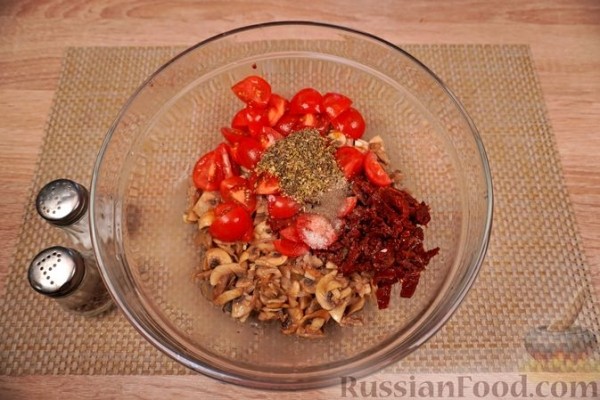 Закусочные корзинки из теста фило с грибами, фетой и томатами