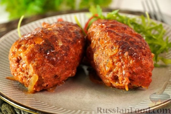 Мясные зразы с огурцами, морковью и беконом