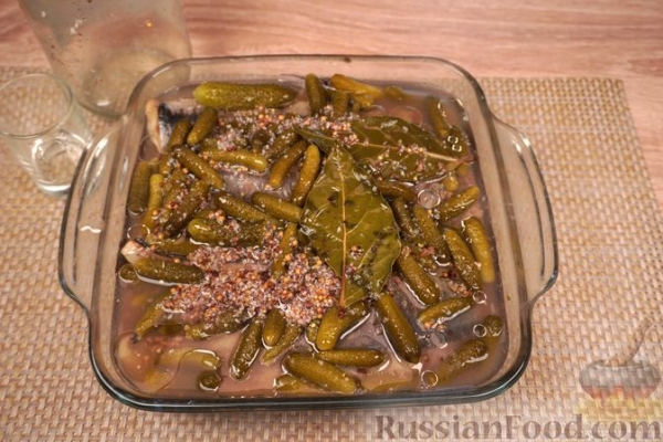 Пряная сельдь, маринованная с огурцами и луком