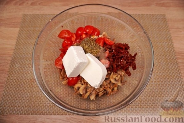 Закусочные корзинки из теста фило с грибами, фетой и томатами