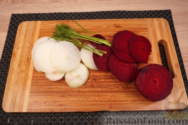 Карп, фаршированный свёклой и яйцами