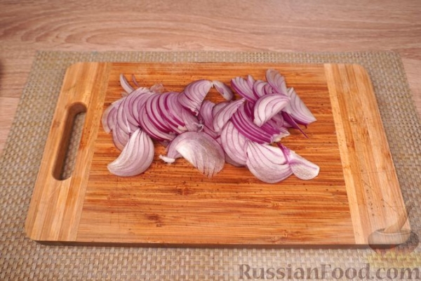 Пряная сельдь, маринованная с огурцами и луком