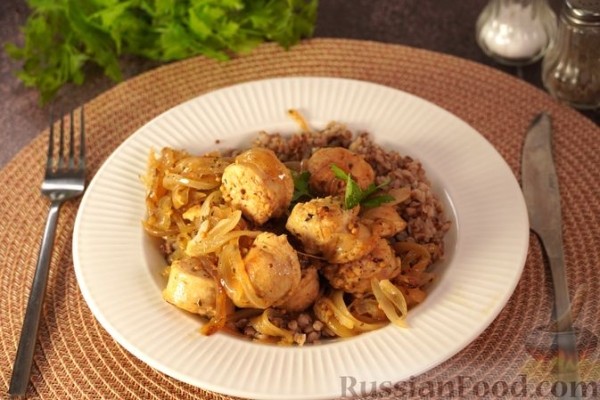 Купаты, тушенные с луком