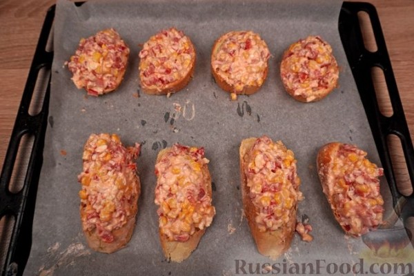 Горячие бутерброды с кукурузой, перцем, томатами и сыром