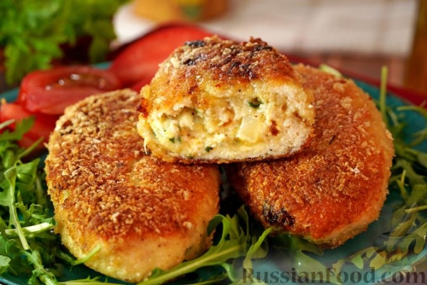 Зразы из куриного фарша с сыром и яйцами