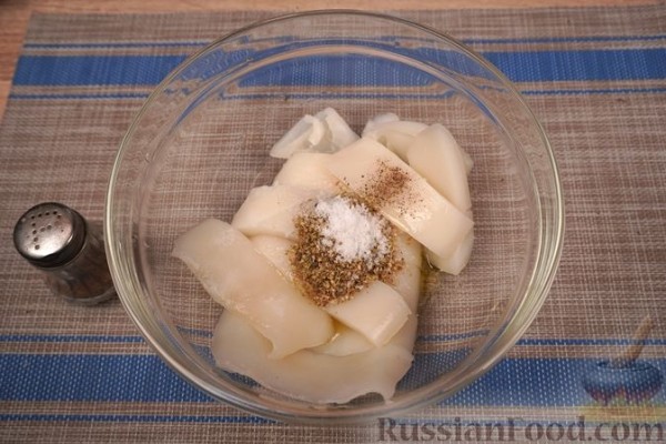 Сувлаки (шашлычки) из кальмаров и томатов черри