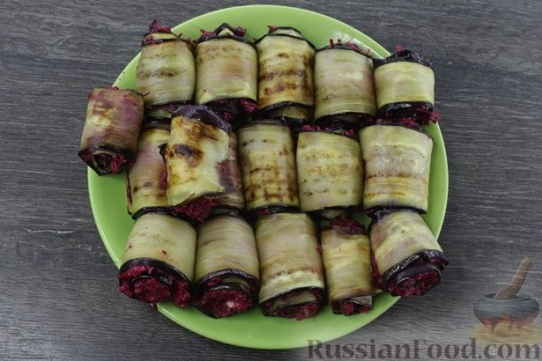 Рулетики из баклажанов со свёклой, сыром и черносливом
