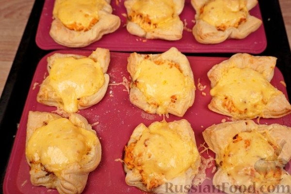 Закусочные слойки с курицей, яйцами и сыром