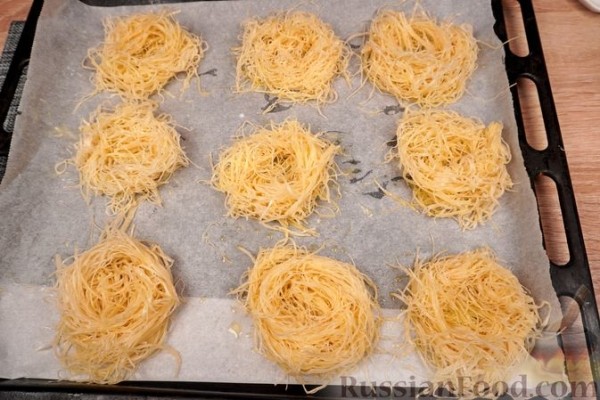 Кюнефе с фетой, фисташками и дынным сиропом