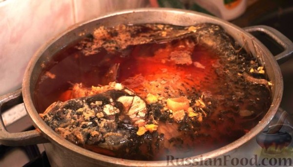 Карп, фаршированный свёклой и яйцами