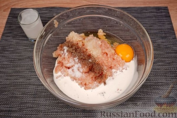 Зразы из куриного фарша с сыром и яйцами